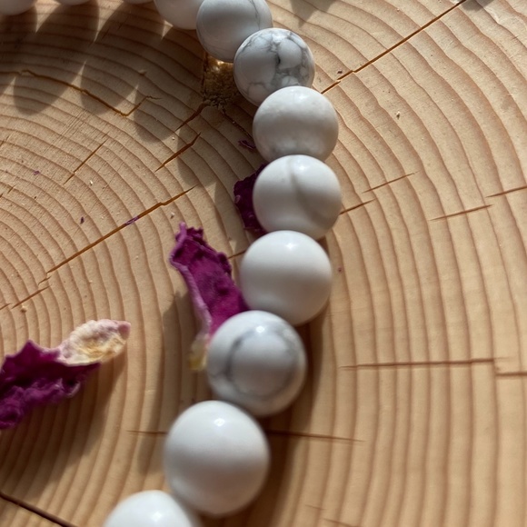 Howlite Beaded Bracelet - Picture 2 of 3